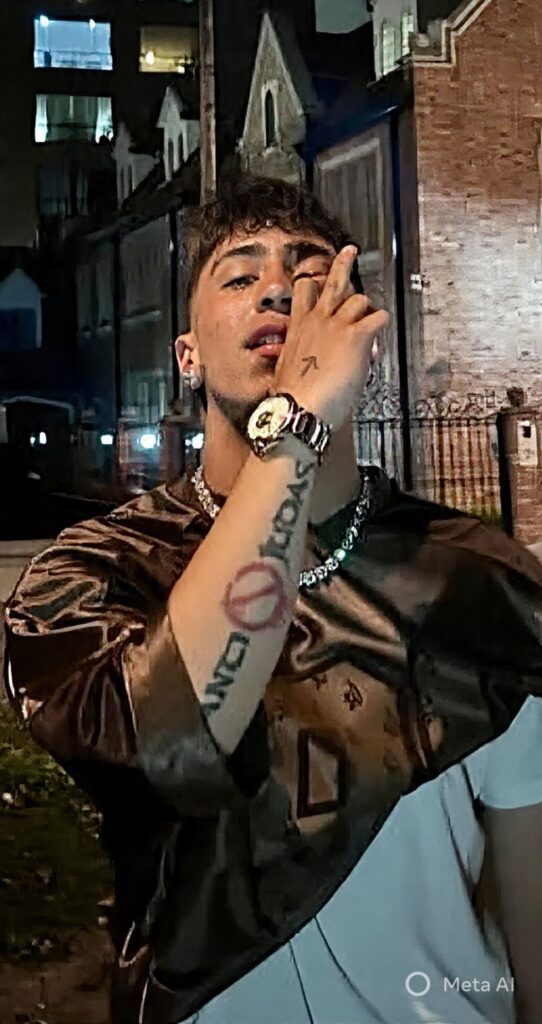 Soy chico latino serio educado