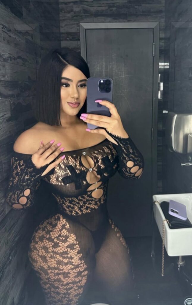 HOLA SOY CARLA SOY NUEVA POR ACA